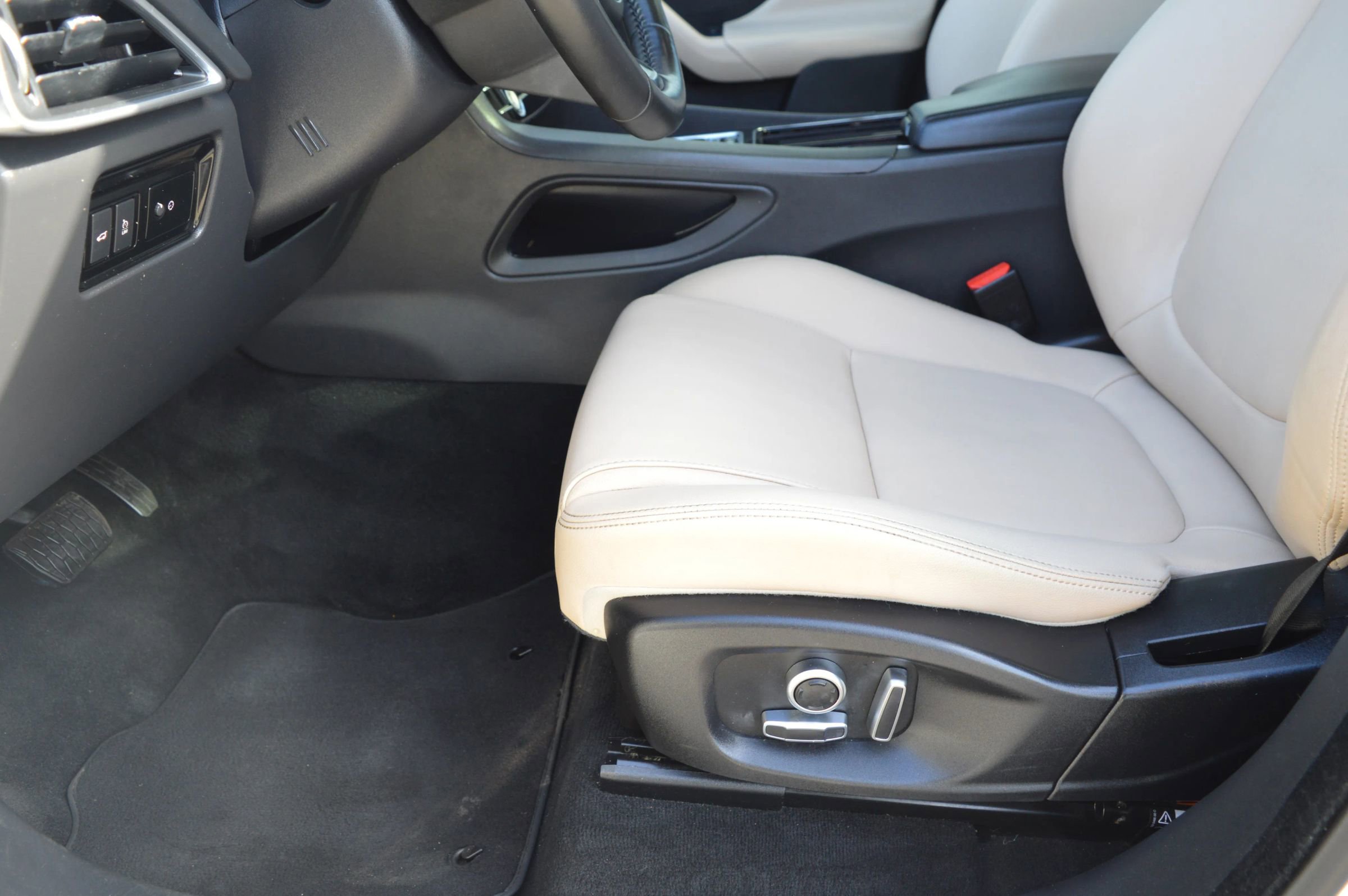 Used 2020 Jaguar F-PACE Premium image 11