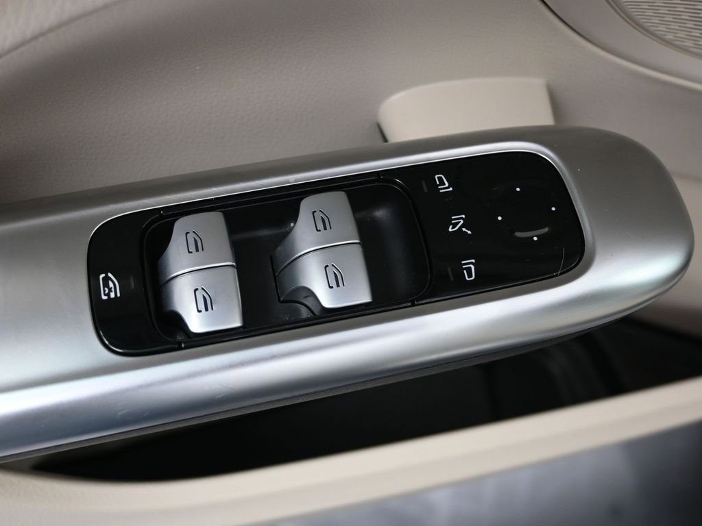 Used 2023 Mercedes-Benz C 300 Sedan image 11