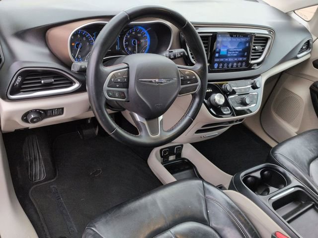 Used 2017 Chrysler Pacifica Touring-L w/ Tire & Wheel Group image 11