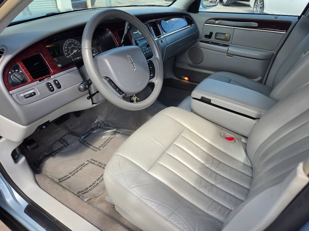Used 2005 Lincoln Town Car Signature RWD image 15