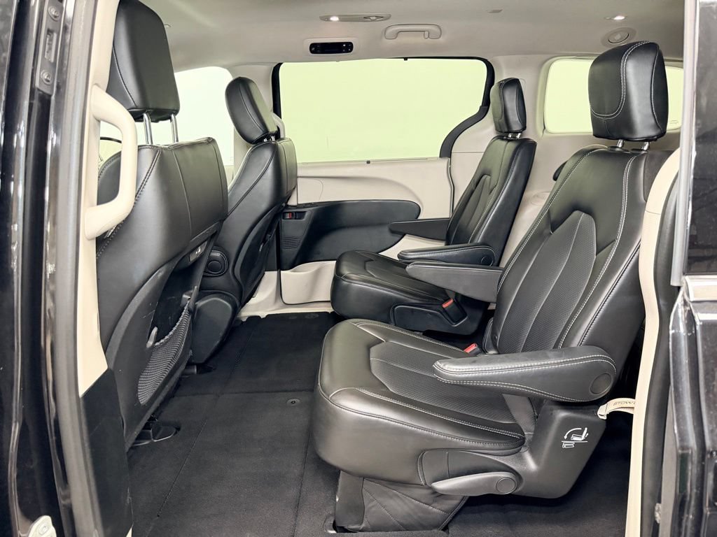 Used 2023 Chrysler Pacifica Touring-L FWD image 5