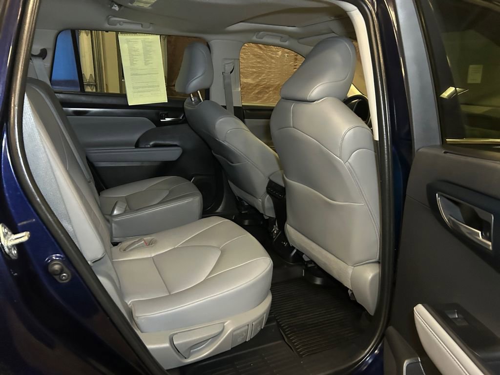 Used 2022 Toyota Highlander XLE image 19