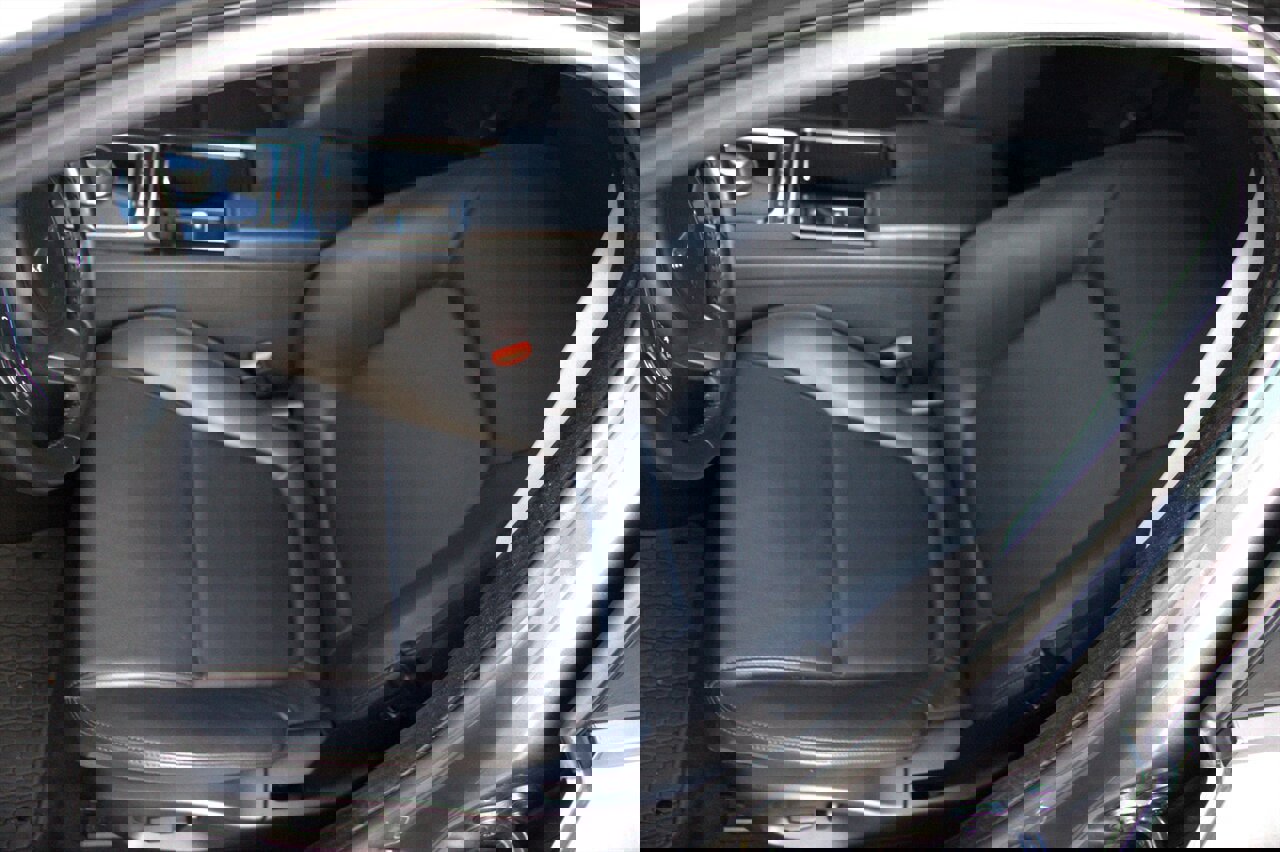 Used 2018 Jaguar XE Premium image 32