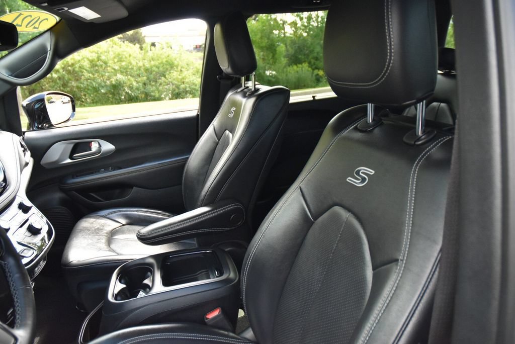 Used 2021 Chrysler Pacifica Touring-L w/ Uconnect Theater Family Group FWD image 16