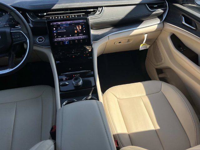 Certified 2024 Jeep Grand Cherokee L Limited w/ Black Appearance Package AWD/4WD image 16