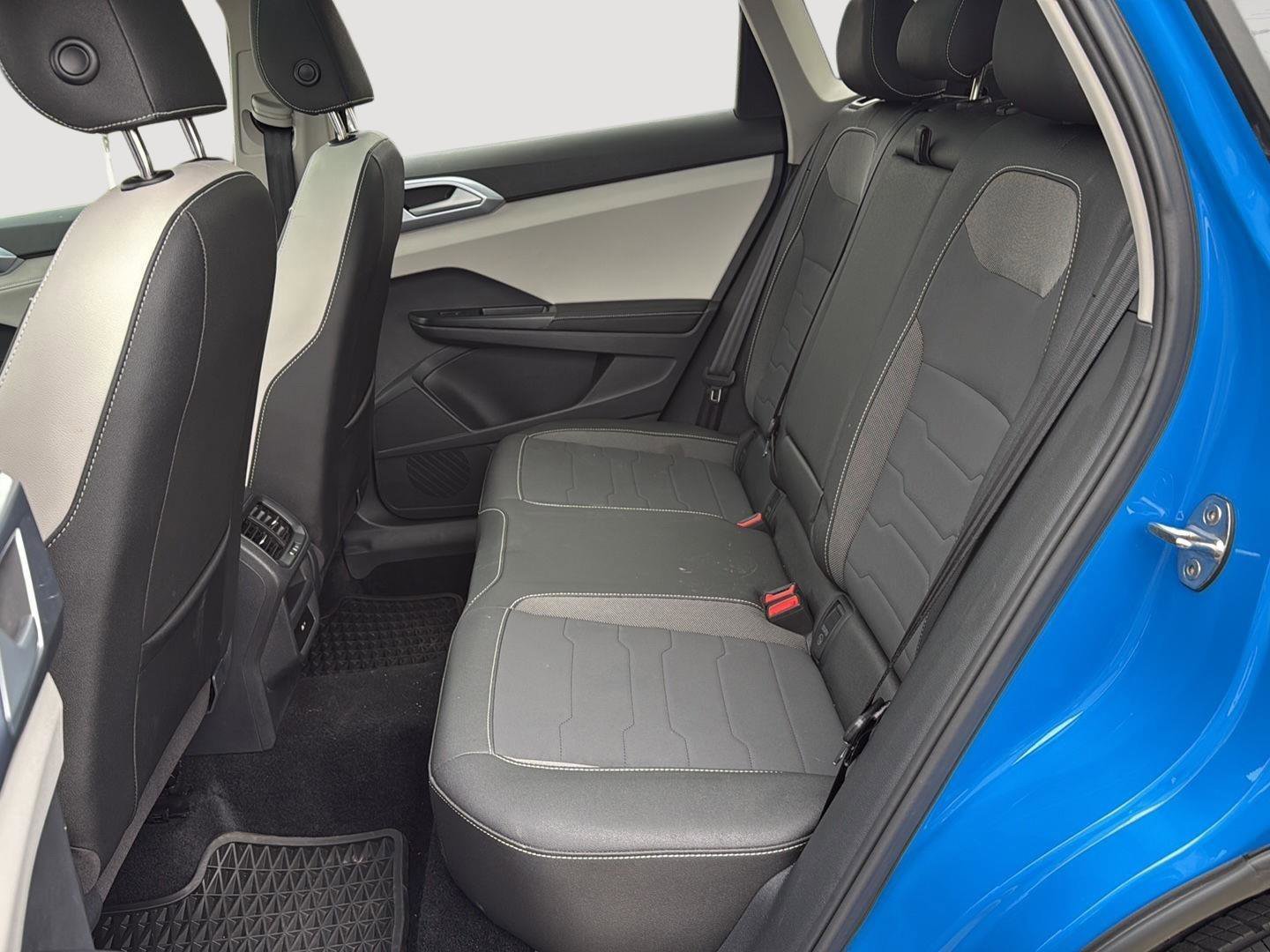 Certified 2025 Volkswagen Taos SE w/ Panoramic Sunroof Package image 21