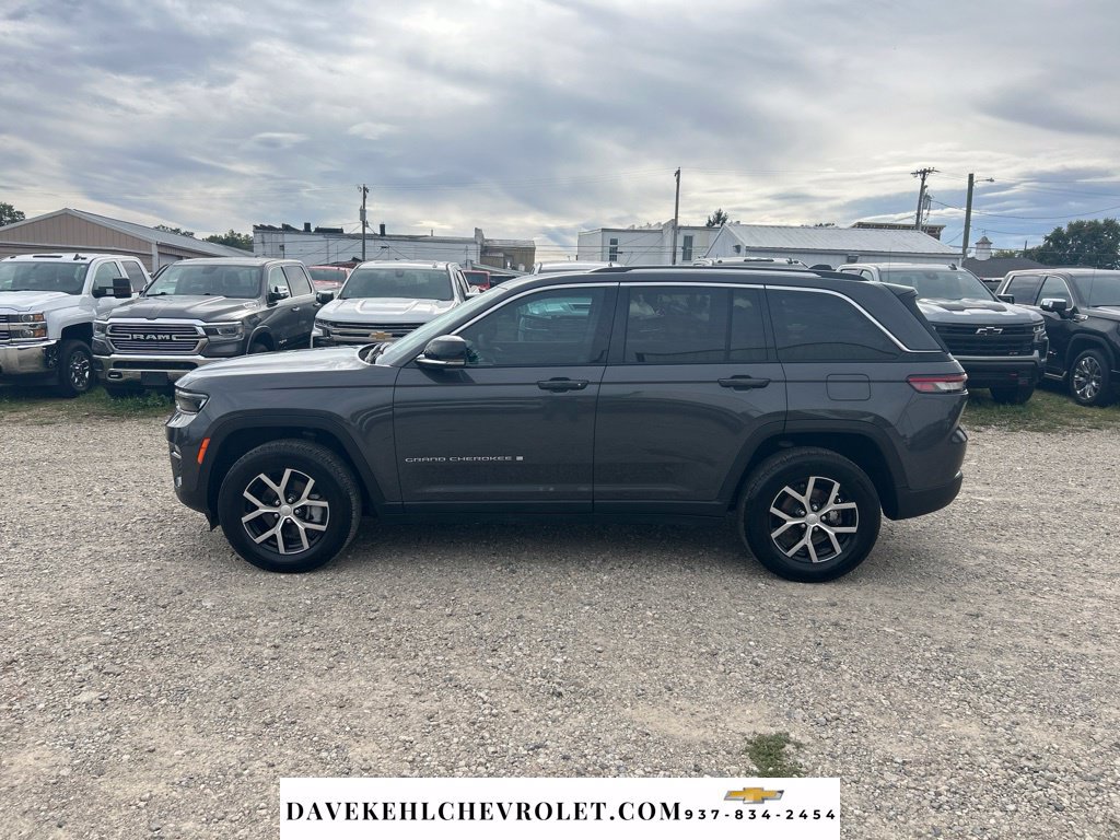 Used 2024 Jeep Grand Cherokee Limited w/ Trailer Tow Package AWD/4WD image 3