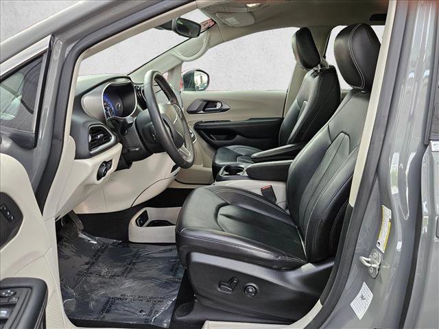 Used 2023 Chrysler Pacifica Touring-L FWD image 11