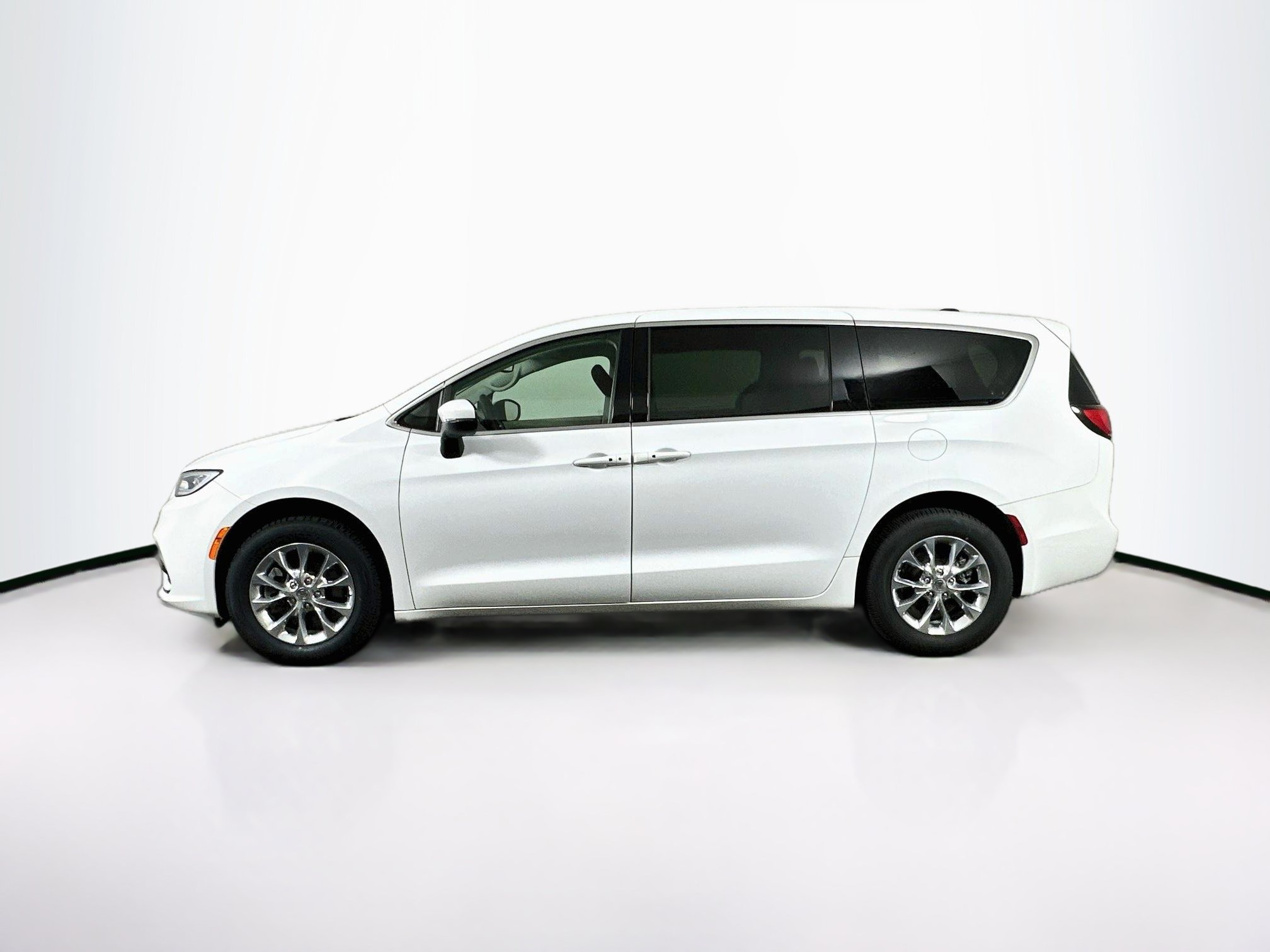 Used 2023 Chrysler Pacifica Touring-L AWD/4WD image 4