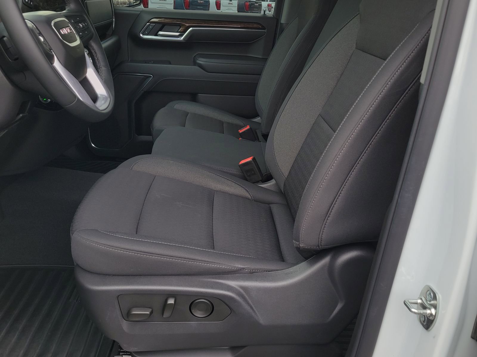 Used 2025 GMC Sierra 1500 Elevation image 9