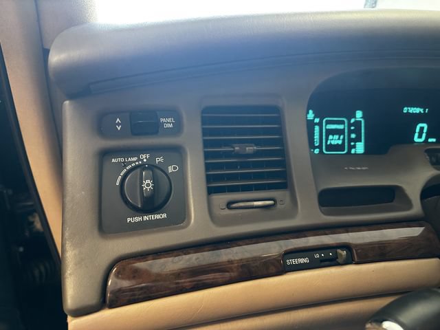 Used 1997 Lincoln Town Car Signature RWD image 26