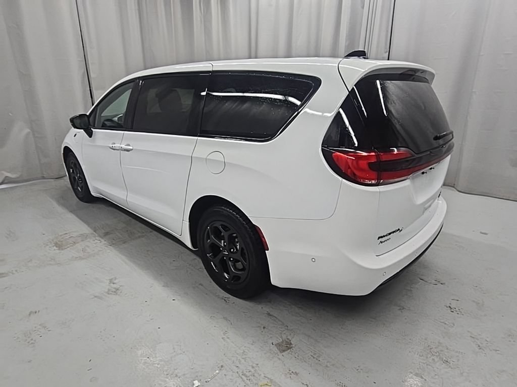 Used 2024 Chrysler Pacifica Limited FWD image 3