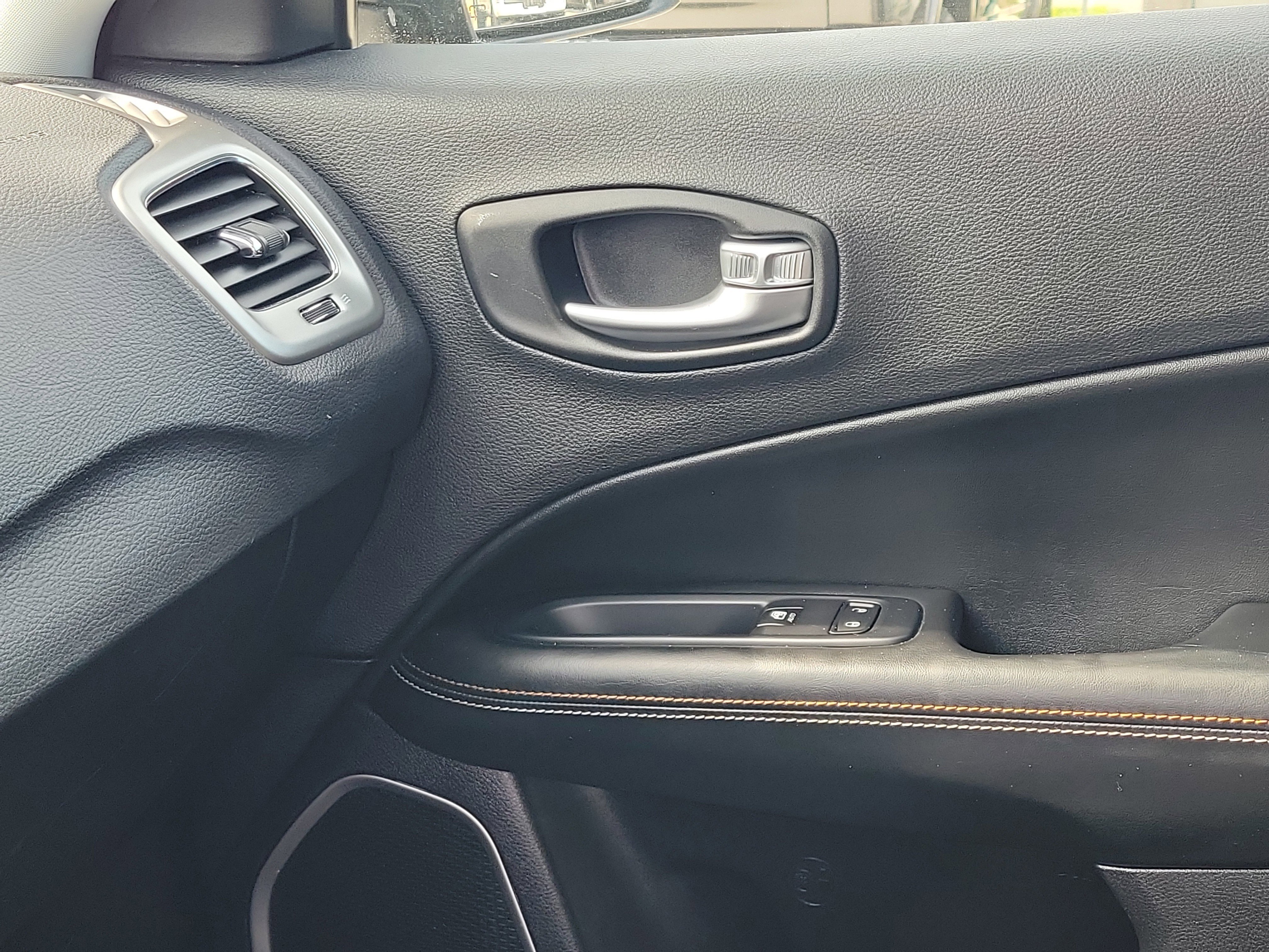 Used 2018 Jeep Compass Latitude w/ Popular Equipment Group AWD/4WD image 29