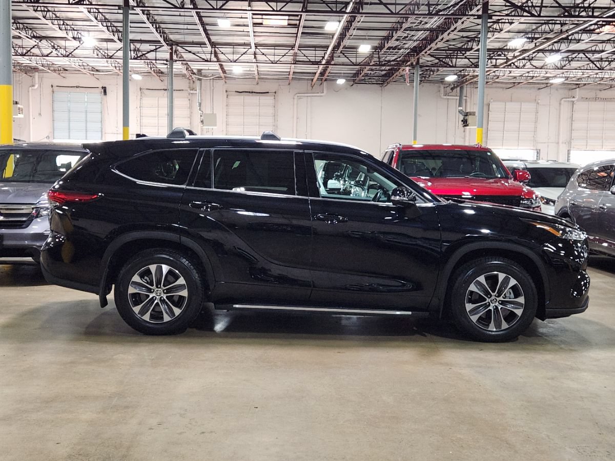 Used 2022 Toyota Highlander XLE FWD image 5