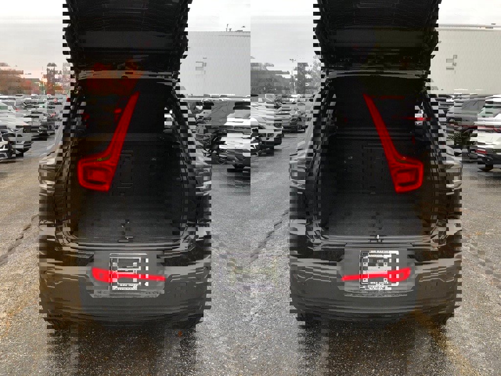 Used 2022 Volvo XC40 T5 R-Design w/ Advanced Package image 37