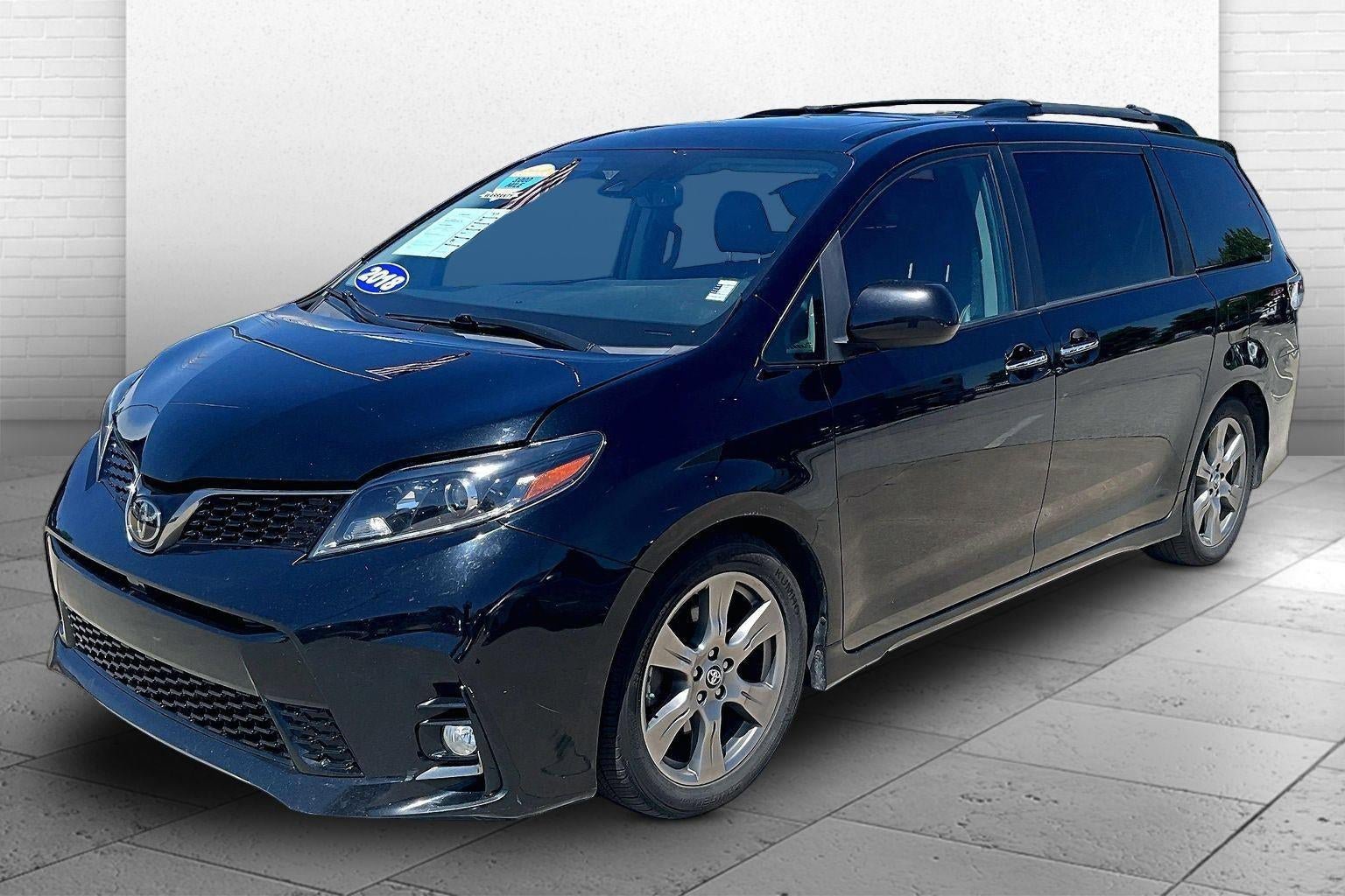 Used 2018 Toyota Sienna SE Premium w/ Carpet Mat Package FWD image 3