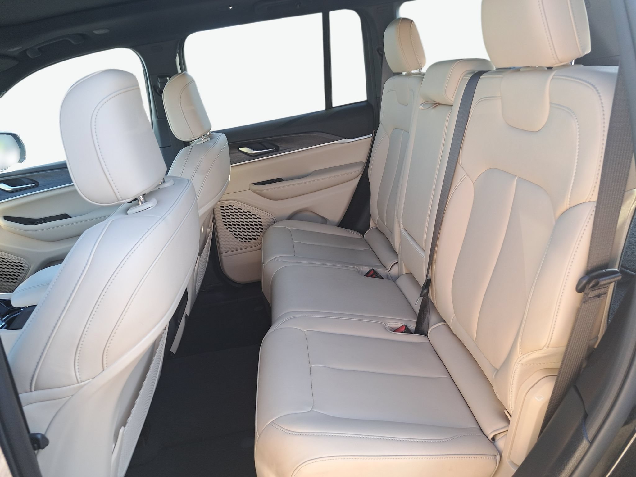 Certified 2023 Jeep Grand Cherokee Limited w/ Trailer Tow Prep Group (B) AWD/4WD image 15