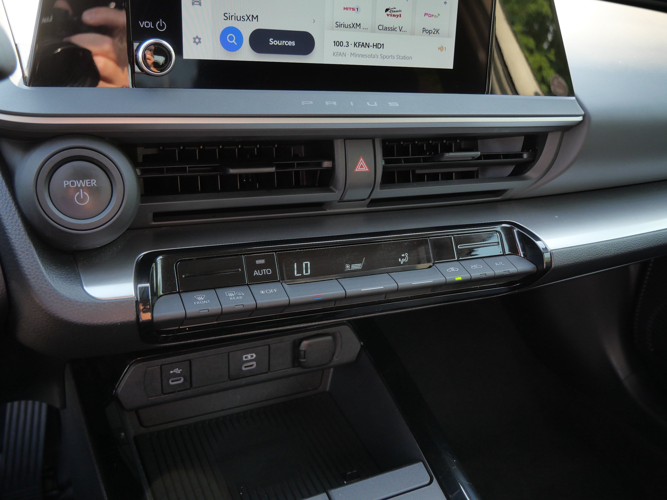 Certified 2025 Toyota Prius LE FWD image 24