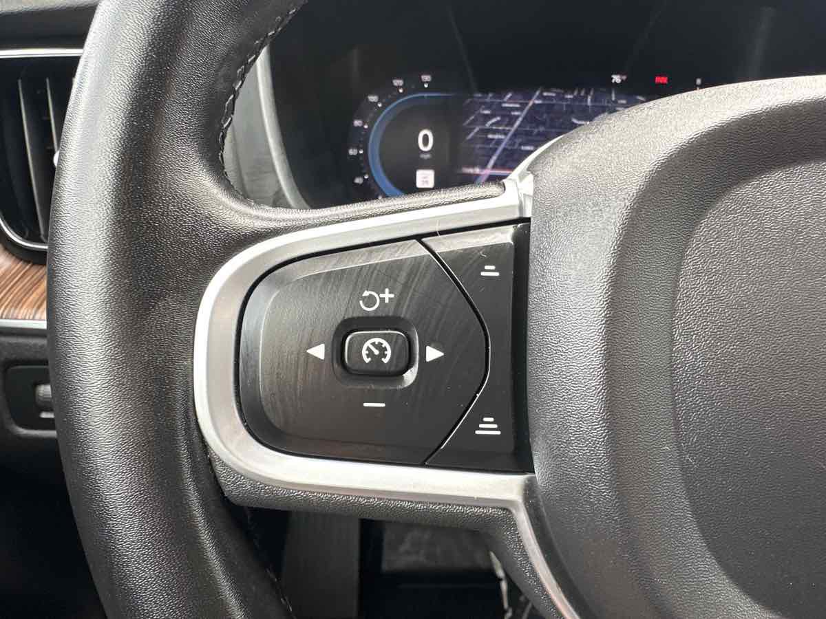 Used 2022 Volvo XC60 B5 Momentum w/ Climate Package image 18