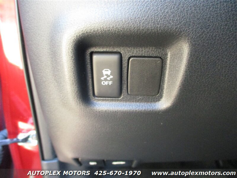 Used 2015 Nissan Versa Note SV FWD image 24