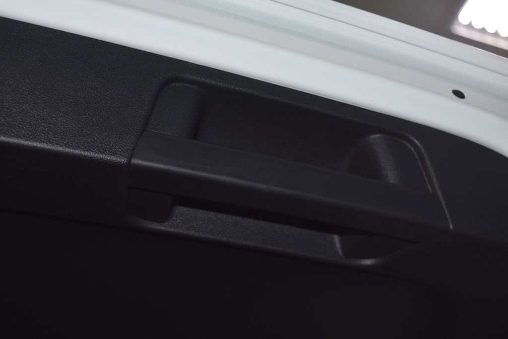 Certified 2025 Volkswagen Taos SE w/ Panoramic Sunroof Package image 32