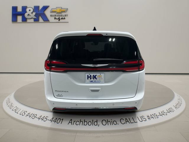 Used 2024 Chrysler Pacifica Touring-L FWD image 5