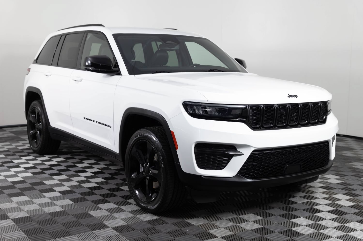 Used 2023 Jeep Grand Cherokee Altitude AWD/4WD image 10