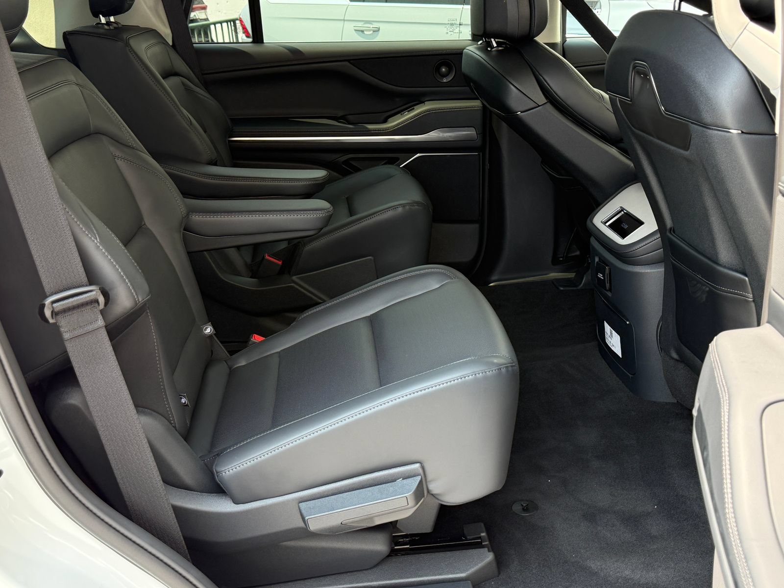 New 2027 Lincoln Navigator Premiere AWD/4WD image 15