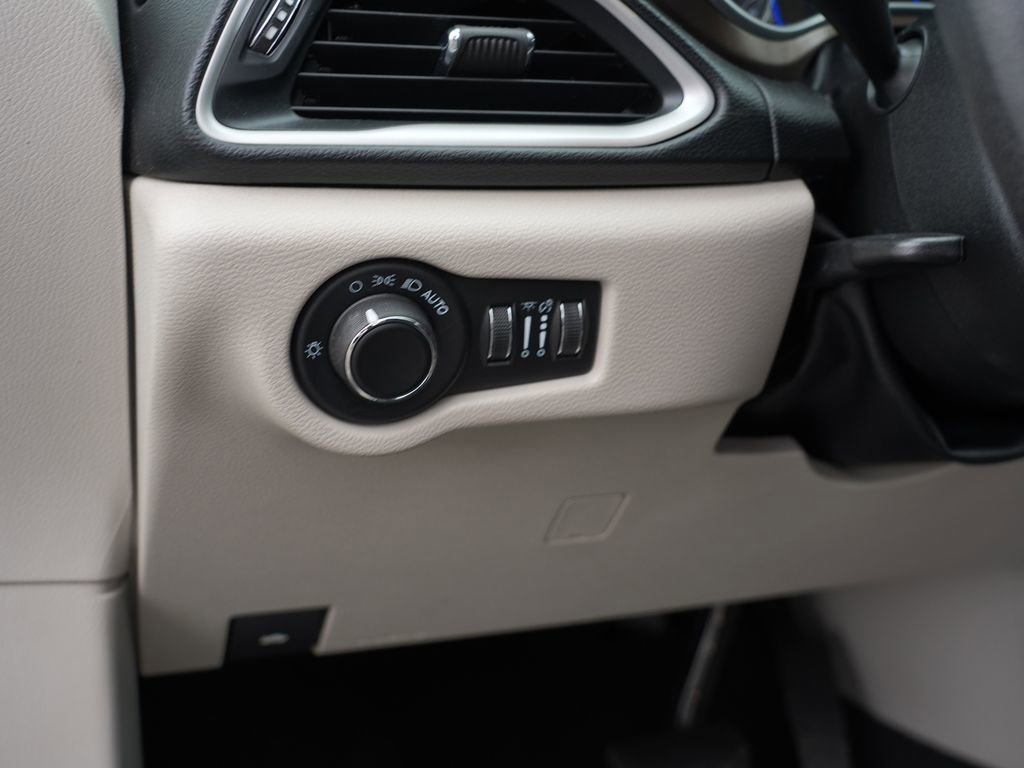 Used 2020 Chrysler Voyager LX FWD image 17