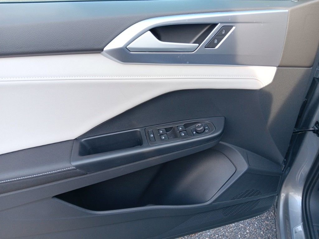 Used 2025 Volkswagen Taos SE image 12