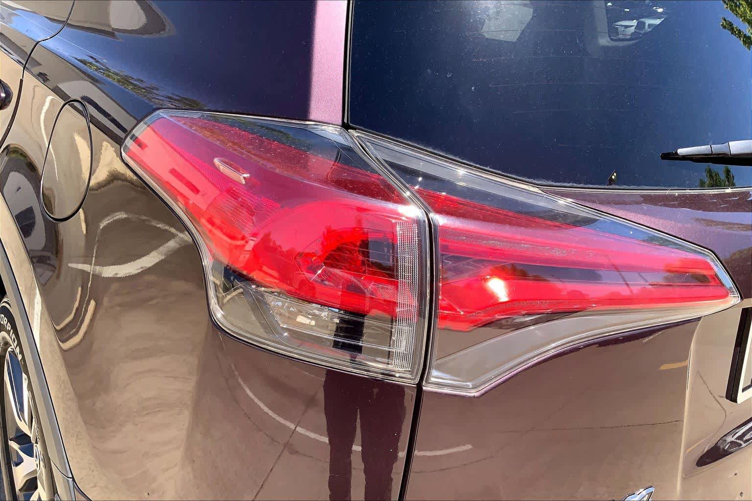 Used 2018 Toyota RAV4 XLE AWD/4WD image 28