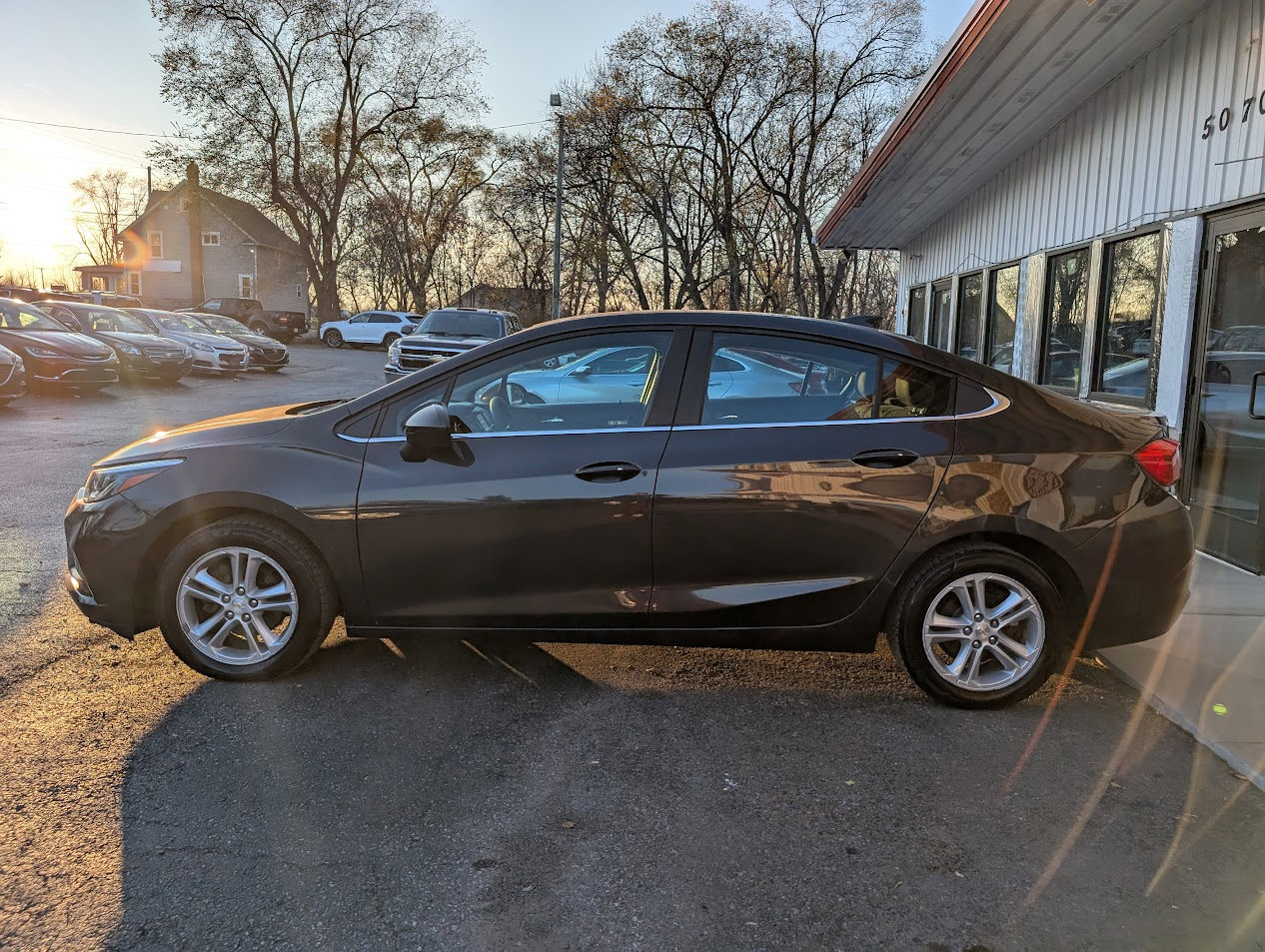 Used 2017 Chevrolet Cruze LT w/ Convenience Package image 4