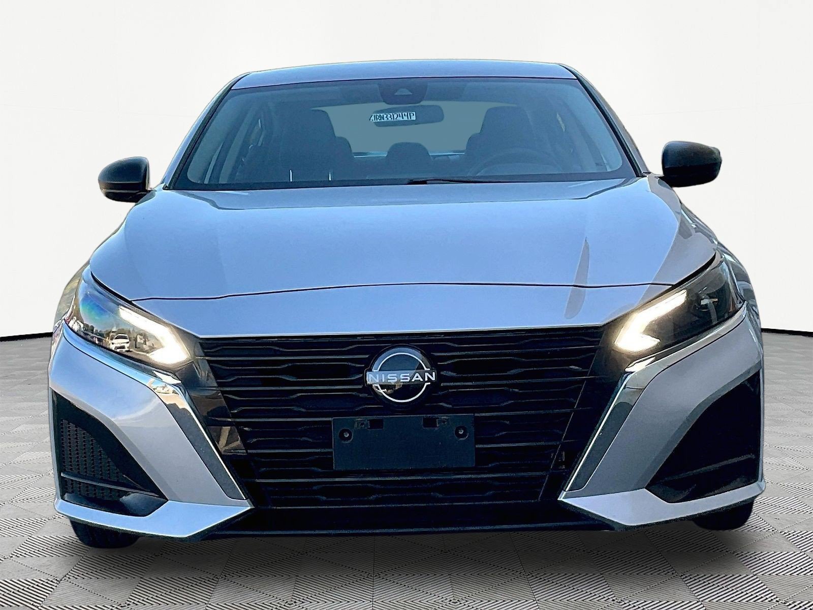 Used 2024 Nissan Altima 2.5 SV FWD image 2