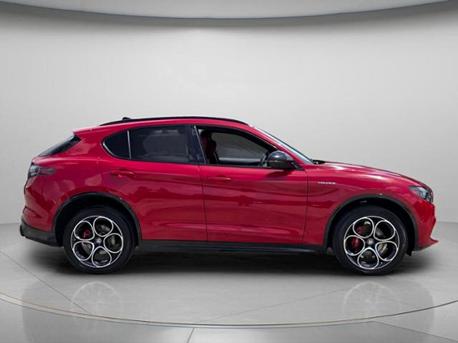 Used 2024 Alfa Romeo Stelvio Veloce AWD/4WD image 5