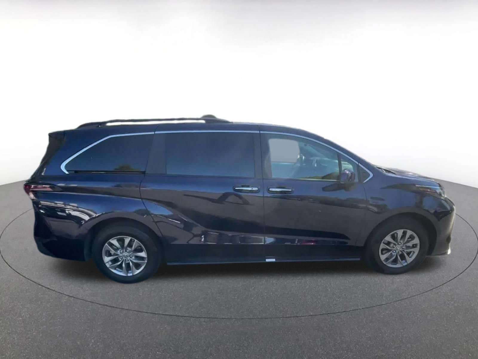 Used 2025 Toyota Sienna XLE FWD image 15