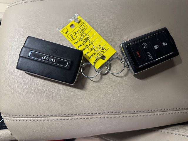 Used 2023 Jeep Grand Cherokee Limited w/ Trailer Tow Prep Group (B) AWD/4WD image 29