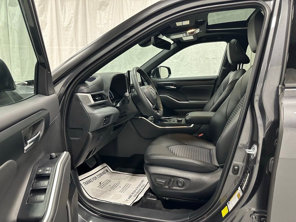 Used 2025 Toyota Highlander XSE image 10