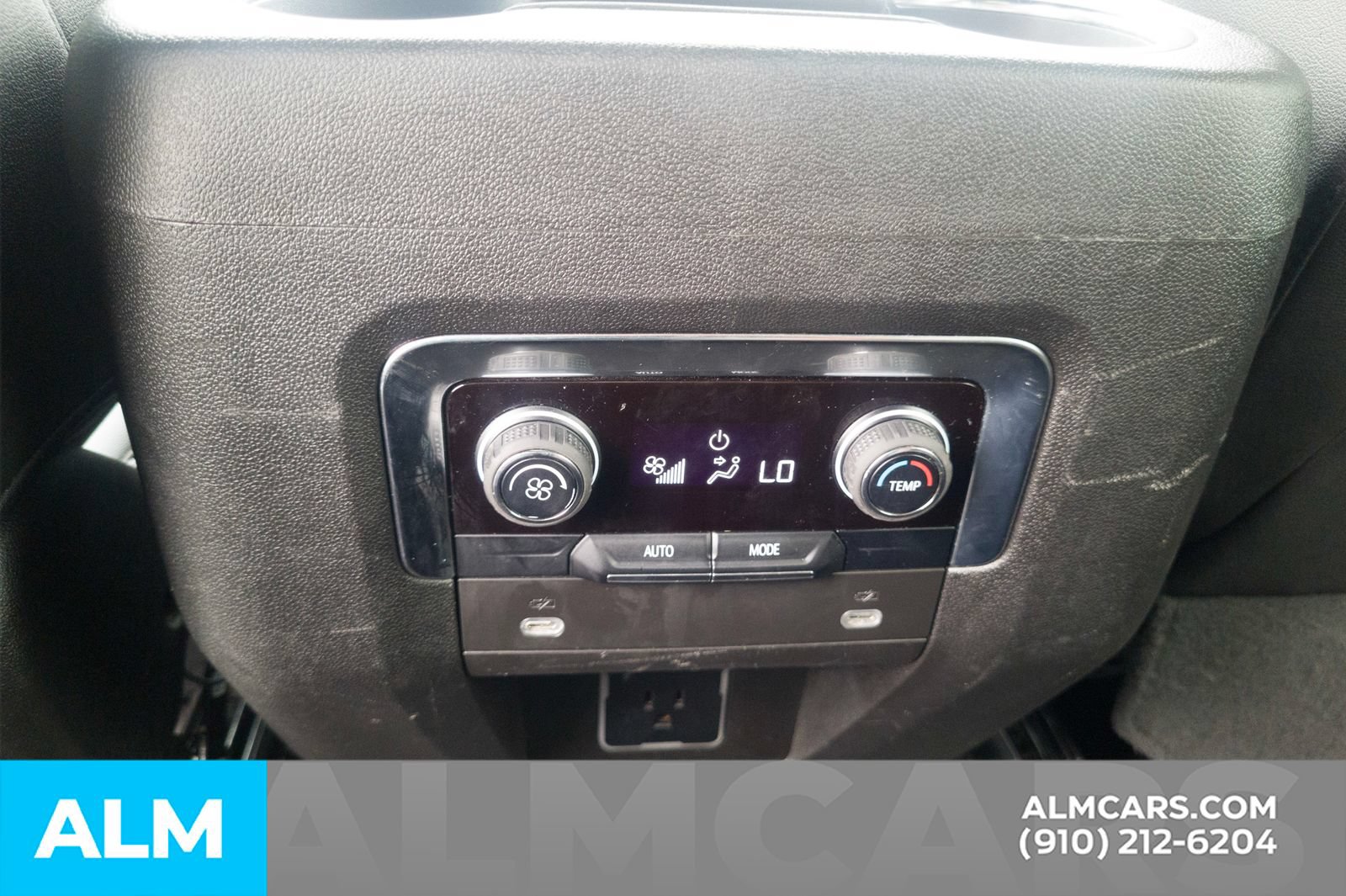 Used 2024 Chevrolet Suburban LT RWD image 21