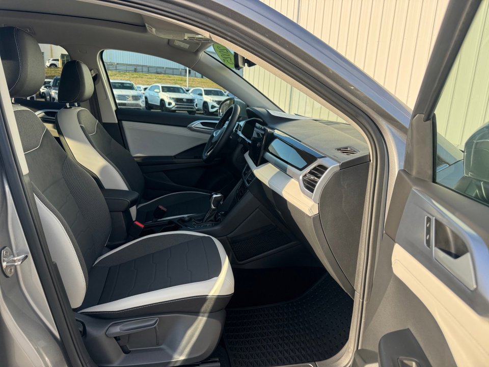 Used 2025 Volkswagen Taos SE w/ Panoramic Sunroof Package image 32
