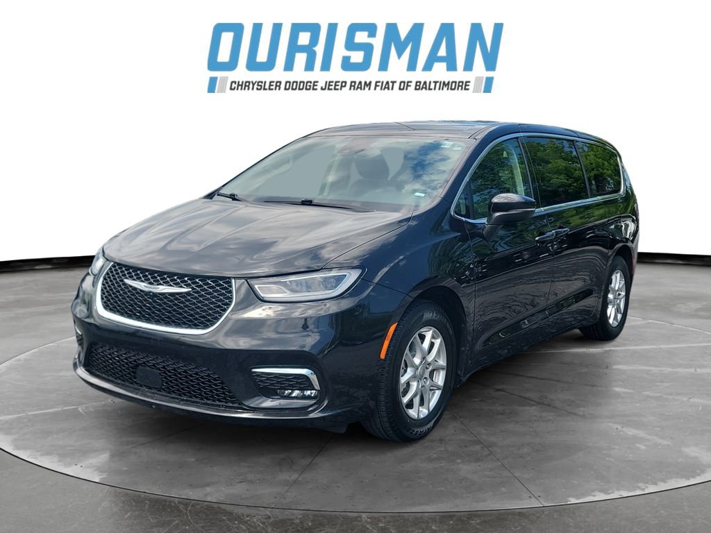Used 2023 Chrysler Pacifica Touring-L FWD image 2