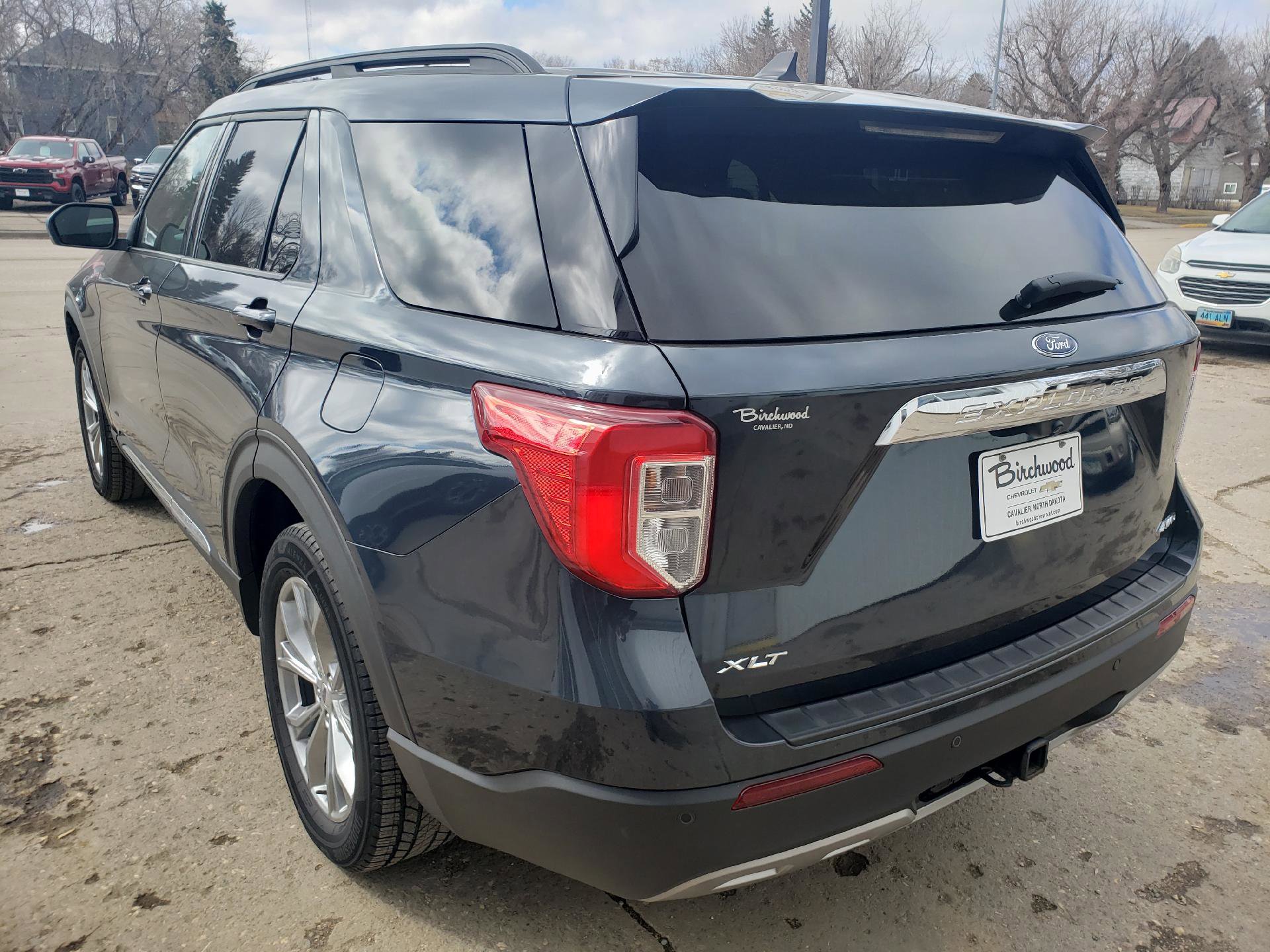 Used 2022 Ford Explorer XLT w/ Equipment Group 202A AWD/4WD image 3
