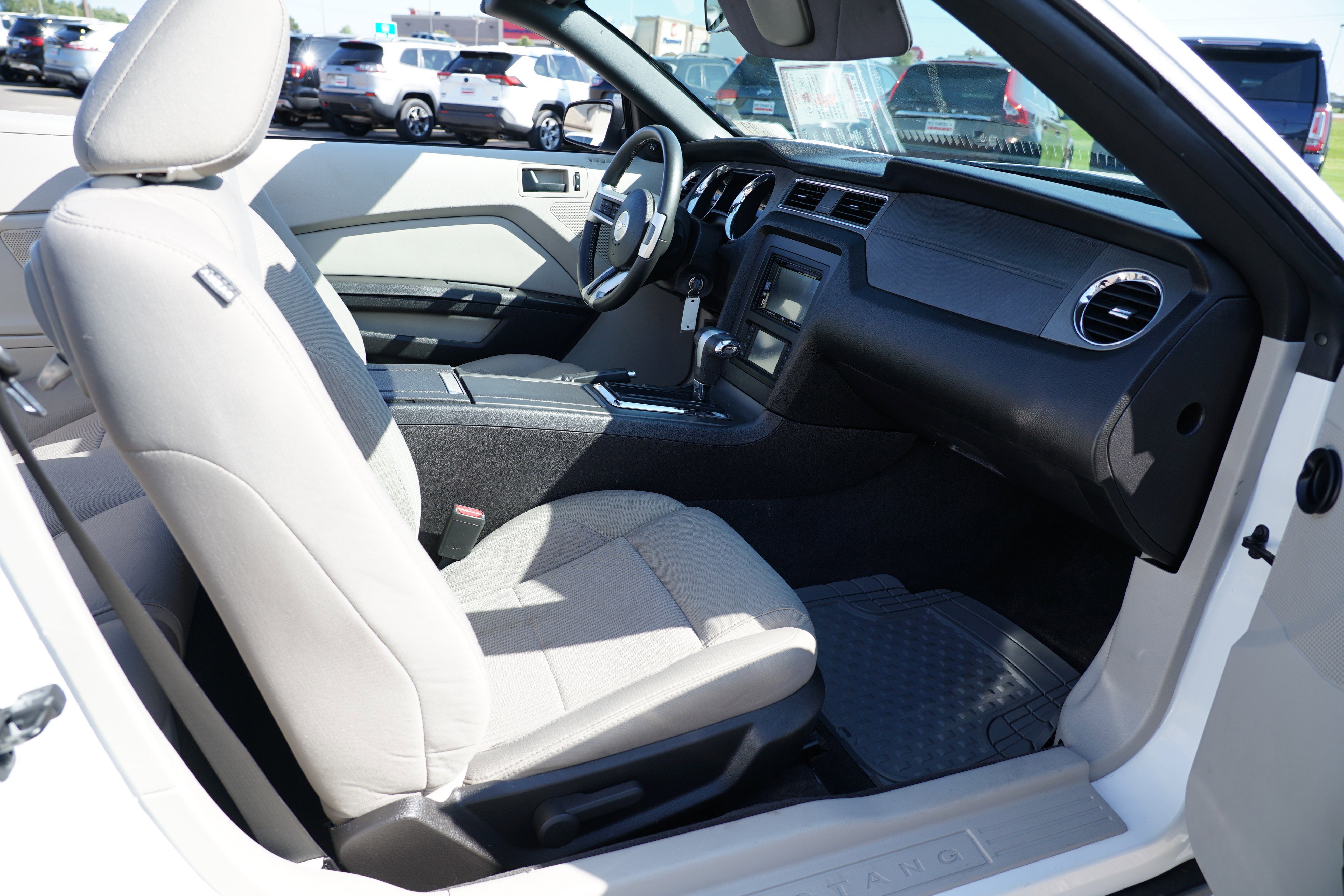 Used 2010 Ford Mustang Convertible image 10