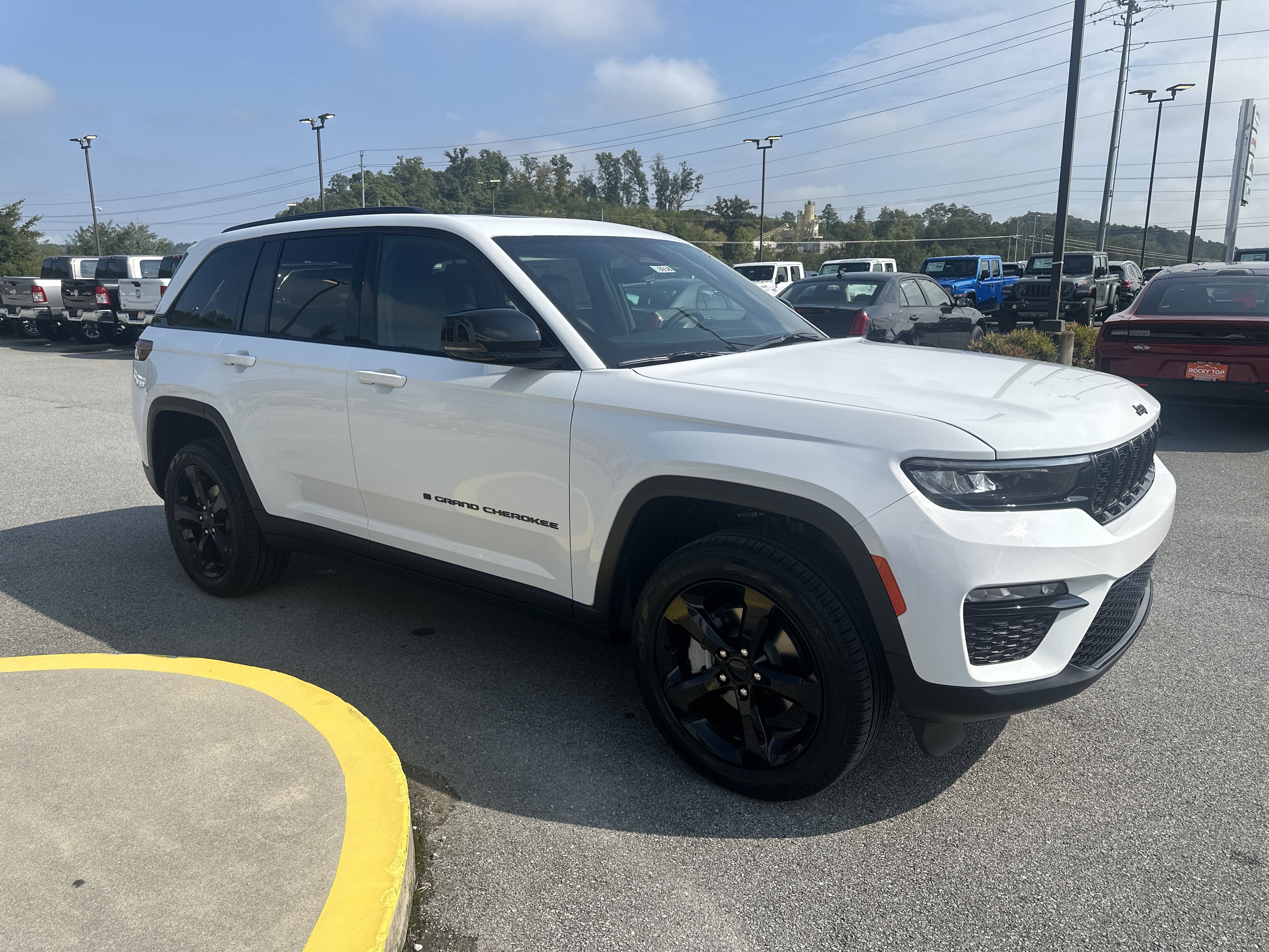 New 2025 Jeep Grand Cherokee Limited w/ Black Appearance Package AWD/4WD image 5