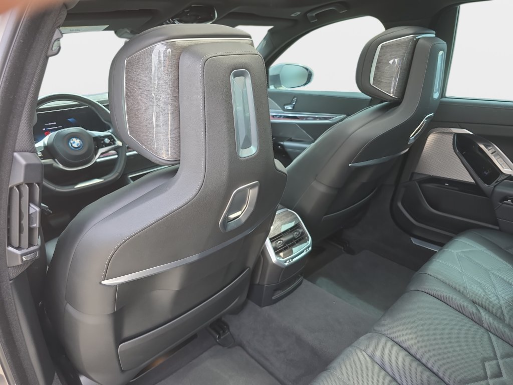 Certified 2024 BMW i7 eDrive50 w/ Premium Package RWD image 9
