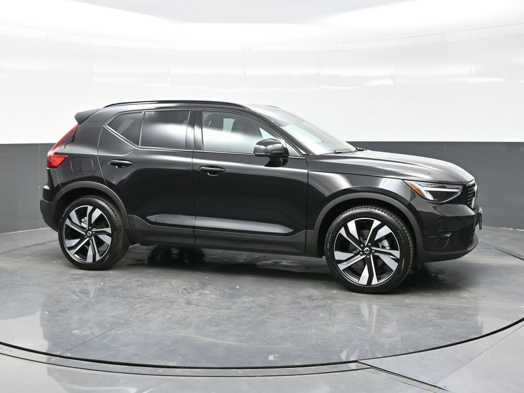 Used 2025 Volvo XC40 B5 Plus image 8