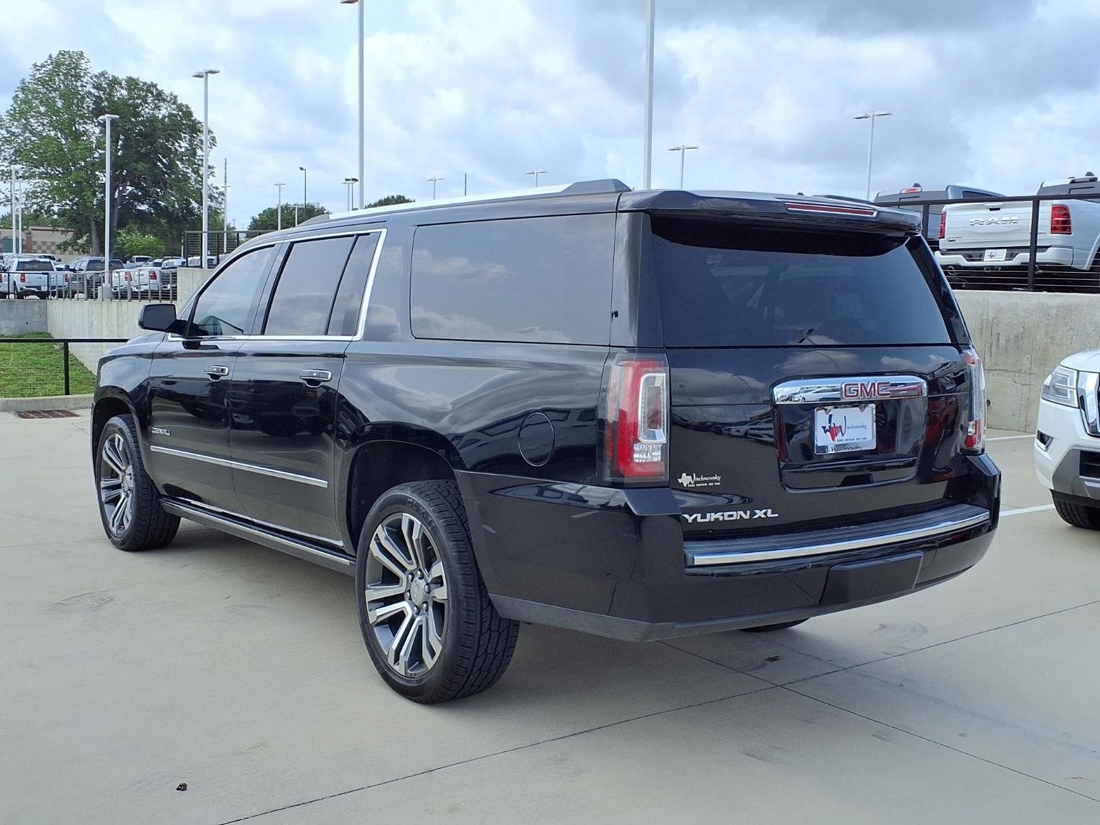 Used 2018 GMC Yukon XL Denali w/ Denali Ultimate Package RWD image 2