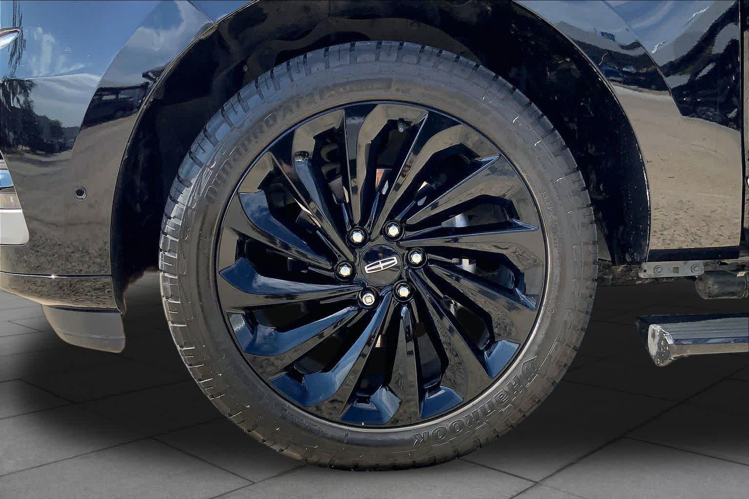 Used 2022 Lincoln Navigator Reserve AWD/4WD image 11