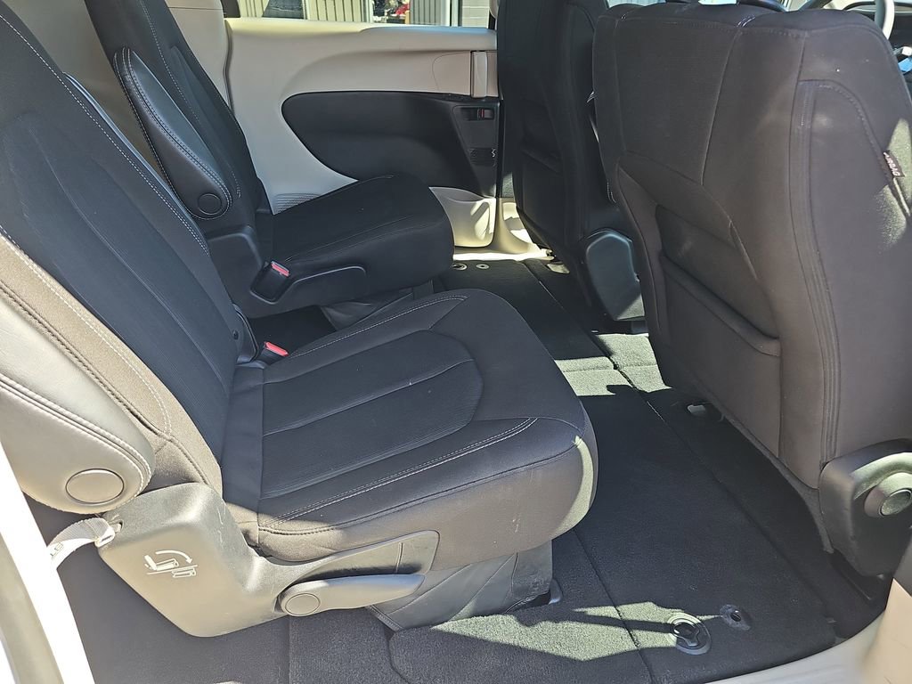 Used 2023 Chrysler Voyager LX image 14