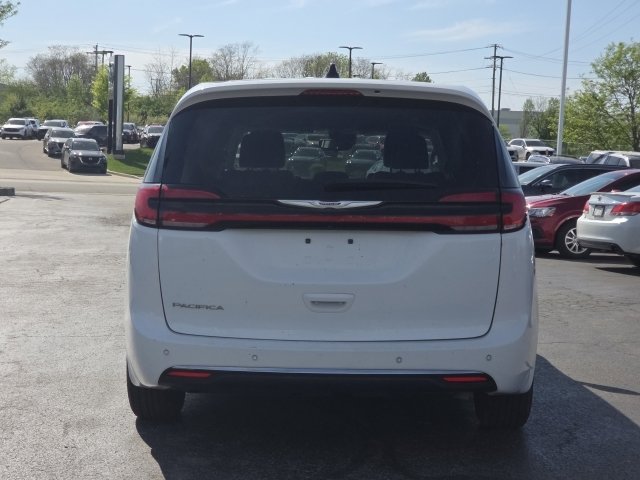 Used 2023 Chrysler Pacifica Touring-L FWD image 10