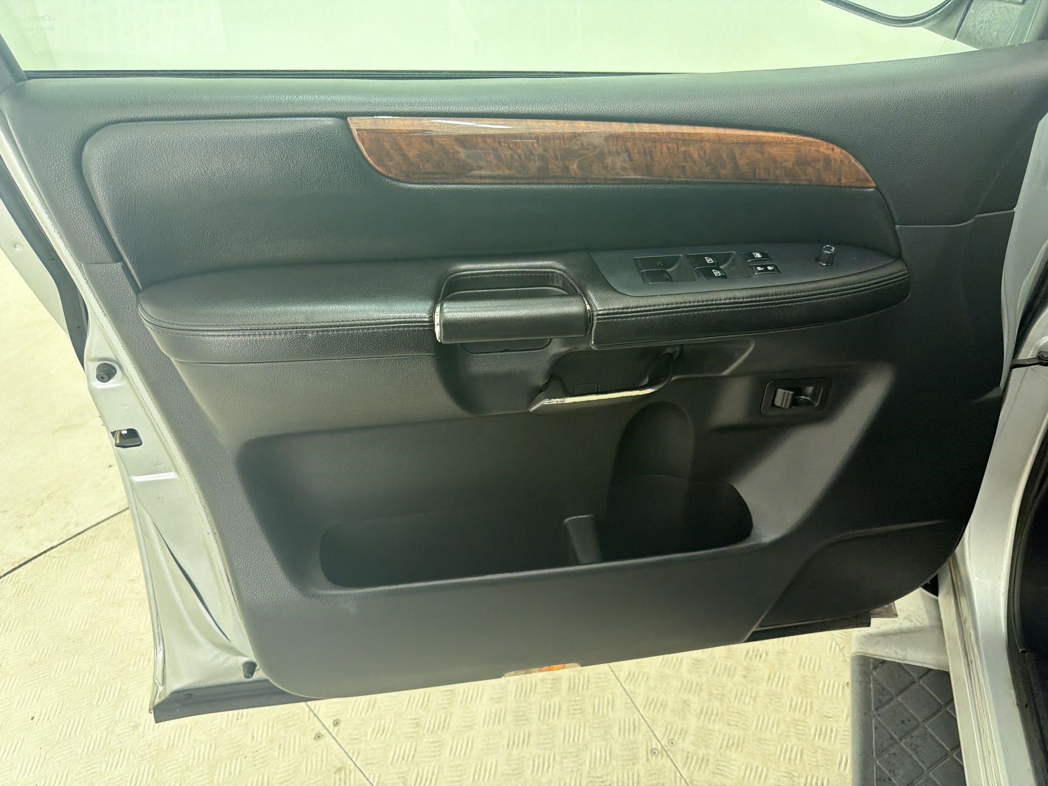 Used 2014 Nissan Armada SL w/ Moonroof Package RWD image 23
